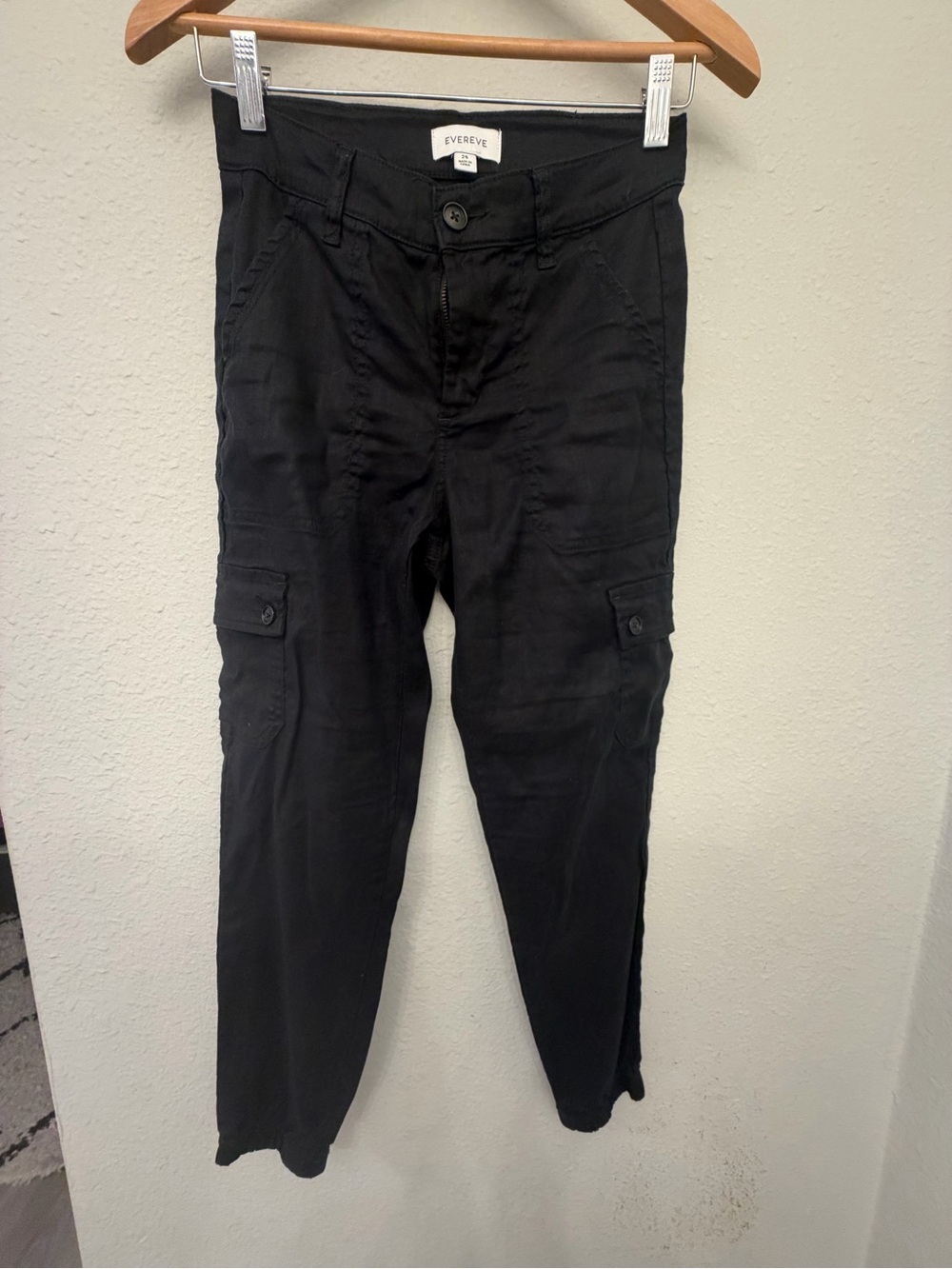 Evereve Women’s Black Cargo Pants